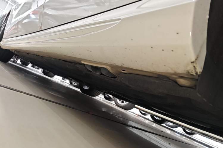 Used Mercedes-Benz E-Class 2015 Facelift E 200 L Sport Edition Left Side Sill