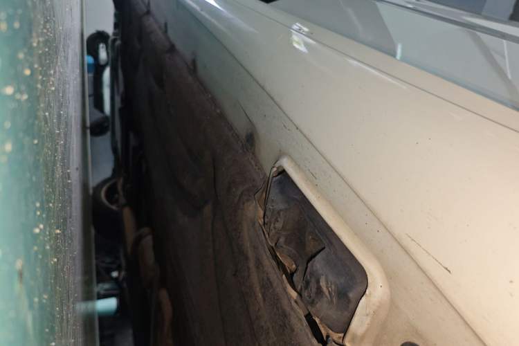 Used Mercedes-Benz E-Class 2015 E 260 L Sport Edition Left Side Sill