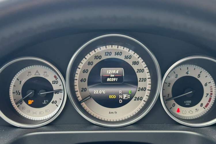 Used Mercedes-Benz E-Class 2015 E 260 L Sport Edition Odometer Close Up