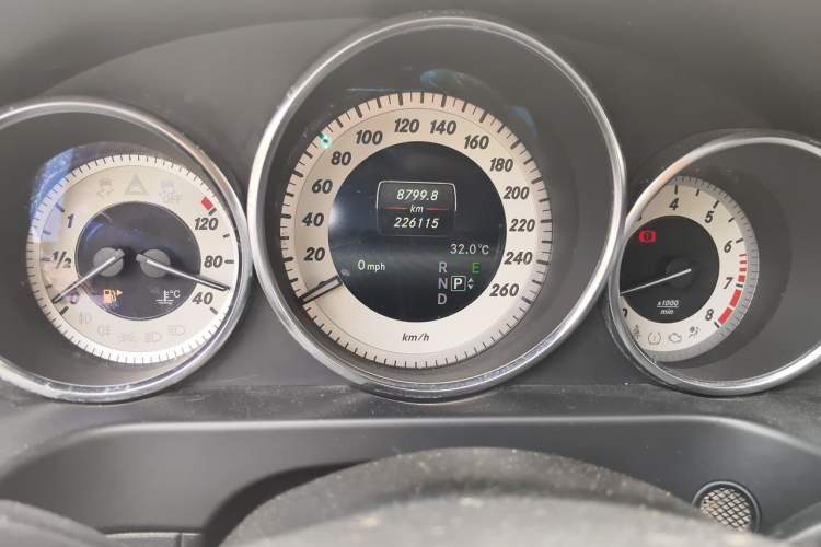 Used Mercedes-Benz E-Class 2015 E 200 L Sport Edition Odometer Close Up