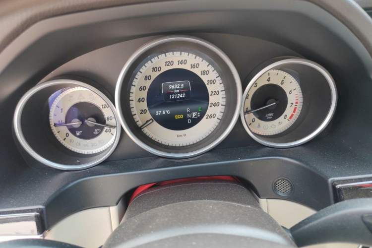 Used Mercedes-Benz E-Class 2015 Revised E 260 L Odometer Close Up