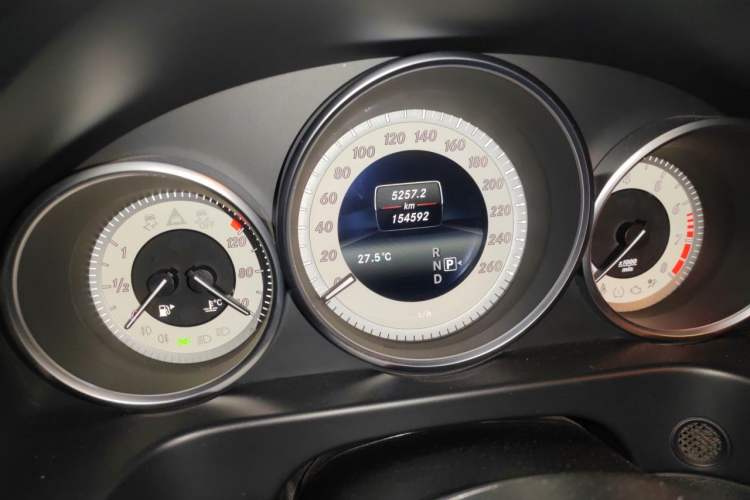 Used Mercedes-Benz E-Class 2015 E 260 L Sport Edition Odometer Close Up