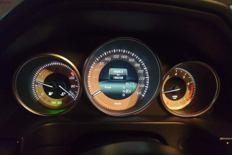 Used Mercedes-Benz E-Class 2015 E 260 L Sport Edition Odometer Close Up