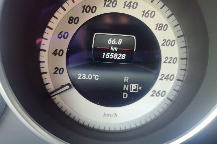 Used Mercedes-Benz E-Class 2015 E 200 L Sport Edition Odometer Close Up