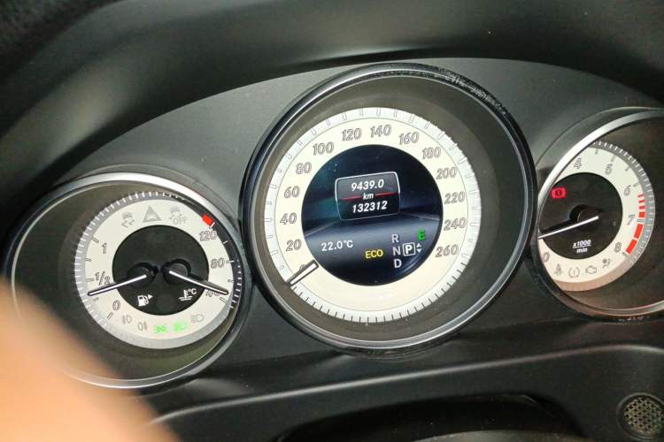 Used Mercedes-Benz E-Class 2015 E 260 L Sport Edition Odometer Close Up