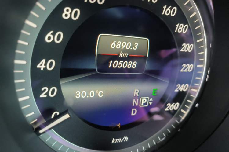 Used Mercedes-Benz E-Class 2015 Facelift E 200 L Odometer Close Up