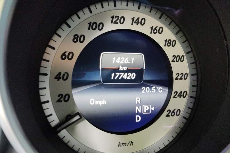 Used Mercedes-Benz E-Class 2015 E 400 L Sport Luxury 4MATIC Odometer Close Up