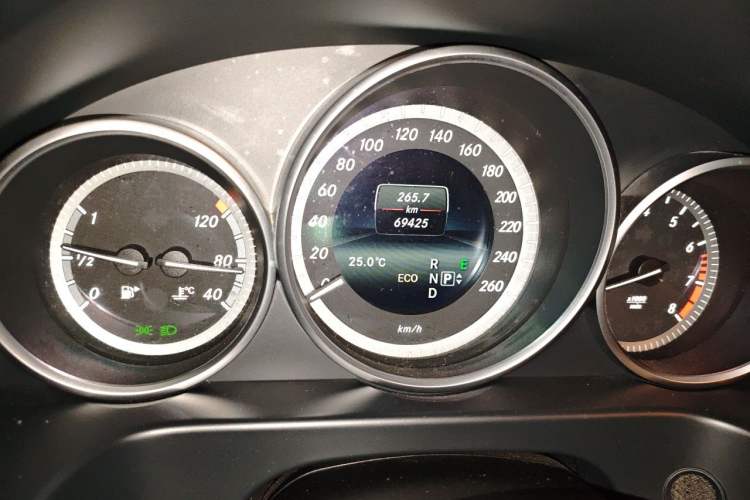 Used Mercedes-Benz E-Class 2015 Facelift E 200 L Odometer Close Up