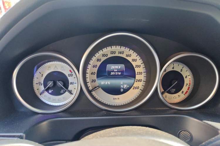 Used Mercedes-Benz E-Class 2015 E 260 L Sport Edition Odometer Close Up