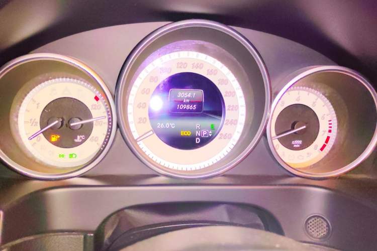 Used Mercedes-Benz E-Class 2015 E 260 L Sport Edition Odometer Close Up