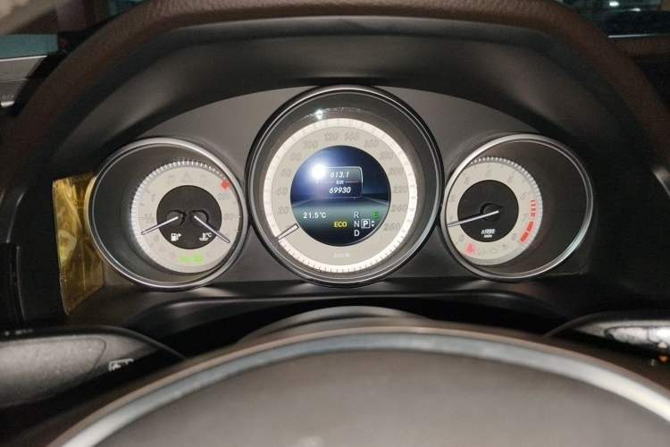 Used Mercedes-Benz E-Class 2015 E 180 L Odometer Close Up