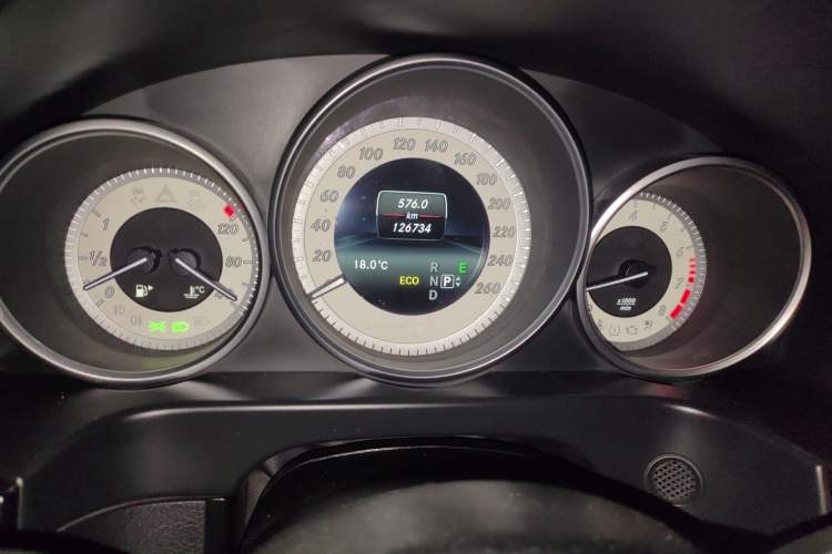 Used Mercedes-Benz E-Class 2015 E 260 L Sport Edition Odometer Close Up