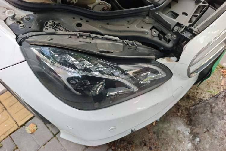Used Mercedes-Benz E-Class 2015 E 260 L Sport & Fashion Model Right Front Headlight