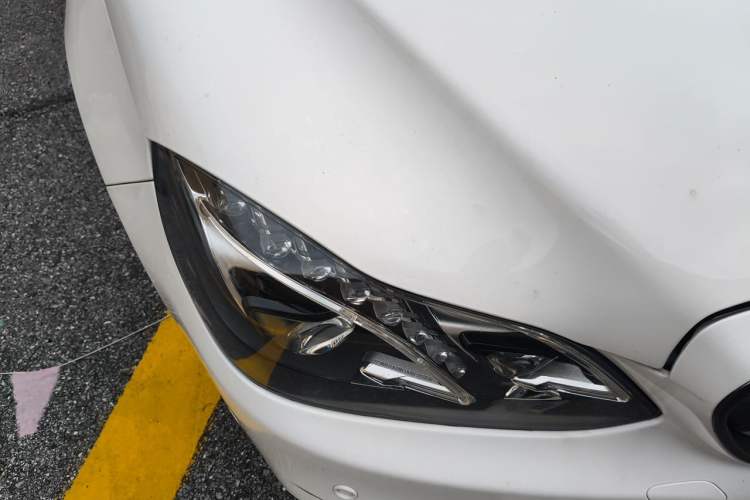 Used Mercedes-Benz E-Class 2015 E 320 L Sport 4MATIC Right Front Headlight