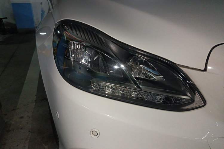 Used Mercedes-Benz E-Class 2015 E 260 L Sport Edition Right Front Headlight