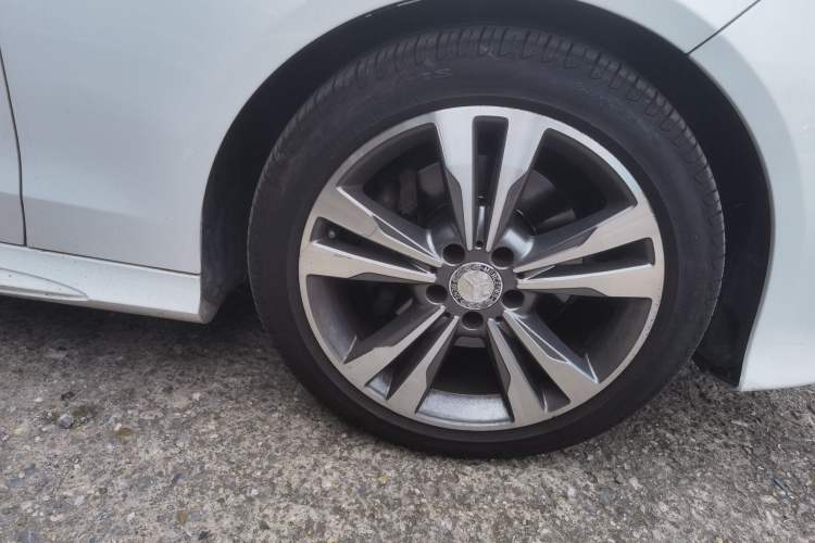 Used Mercedes-Benz E-Class 2015 E 260 L Sport Edition Right Front Wheel Hub