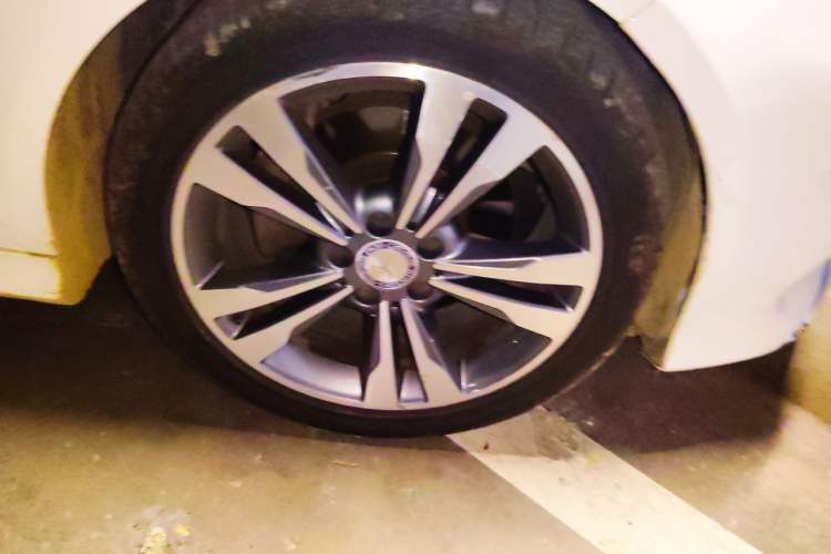 Used Mercedes-Benz E-Class 2015 E 260 L Sport Edition Right Front Wheel Hub