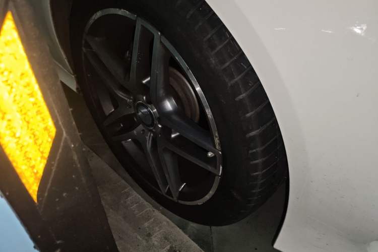 Used Mercedes-Benz E-Class 2015 E 260 L Sport Luxury Model Right Front Wheel Hub