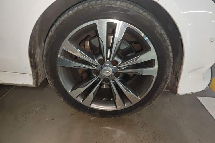 Used Mercedes-Benz E-Class 2015 E 260 L Sport Edition Right Front Wheel Hub