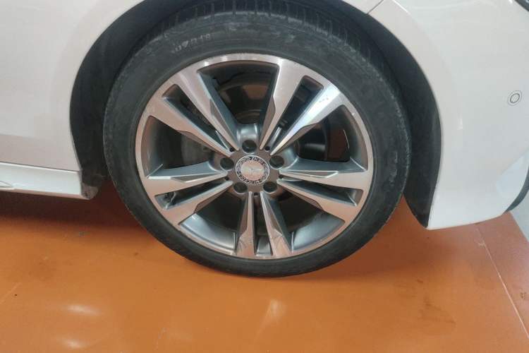 Used Mercedes-Benz E-Class 2015 Facelift E 200 L Sport Edition Right Front Wheel Hub