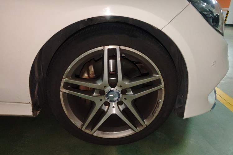 Used Mercedes-Benz E-Class 2015 E 260 L Sport & Fashion Model Right Front Wheel Hub