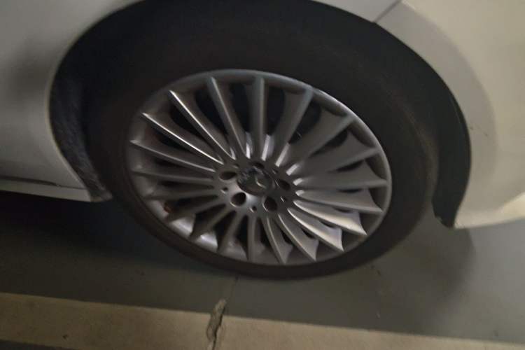 Used Mercedes-Benz E-Class 2015 Revised E 260 L Right Front Wheel Hub