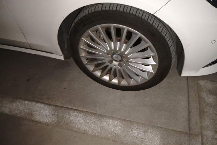 Used Mercedes-Benz E-Class 2015 Facelift E 200 L Right Front Wheel Hub