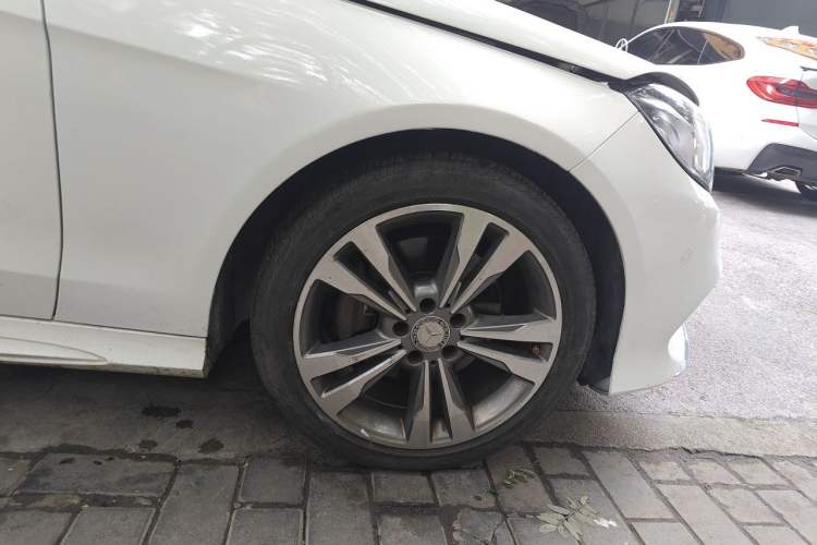 Used Mercedes-Benz E-Class 2015 Revised E 260 L Right Front Wheel Hub