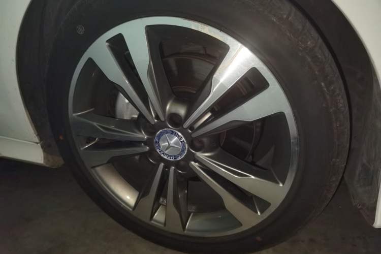 Used Mercedes-Benz E-Class 2015 E 260 L Sport & Fashion Model Right Front Wheel Hub