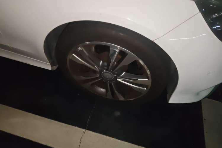 Used Mercedes-Benz E-Class 2015 E 260 L Sport Edition Right Front Wheel Hub