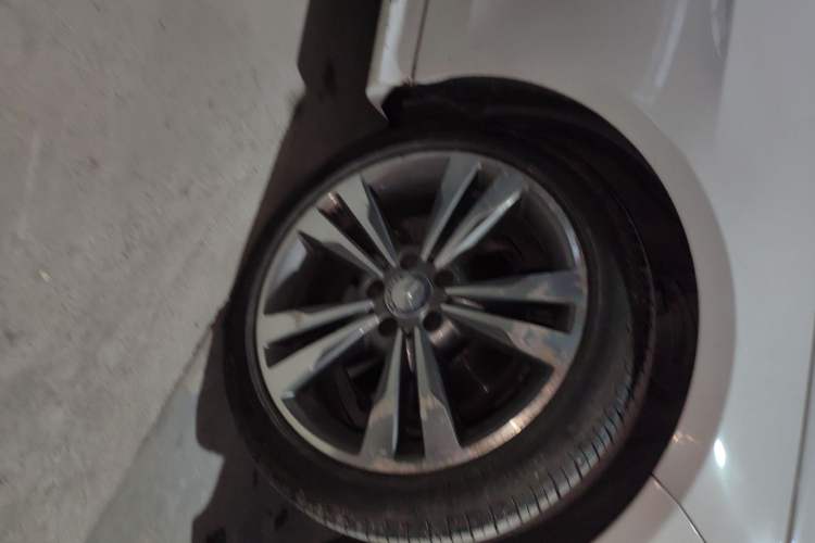 Used Mercedes-Benz E-Class 2015 E 260 L Sport Edition Right Front Wheel Hub
