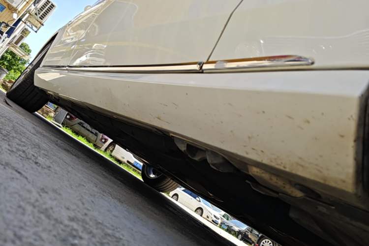 Used Mercedes-Benz E-Class 2015 Revised E 180 L Sport Edition Right Side Sill