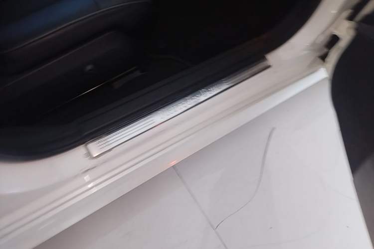 Used Mercedes-Benz E-Class 2015 Facelift E 200 L Sport Edition Right Side Sill