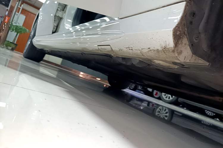 Used Mercedes-Benz E-Class 2015 Restyled E 260 L Sport Edition Right Side Sill