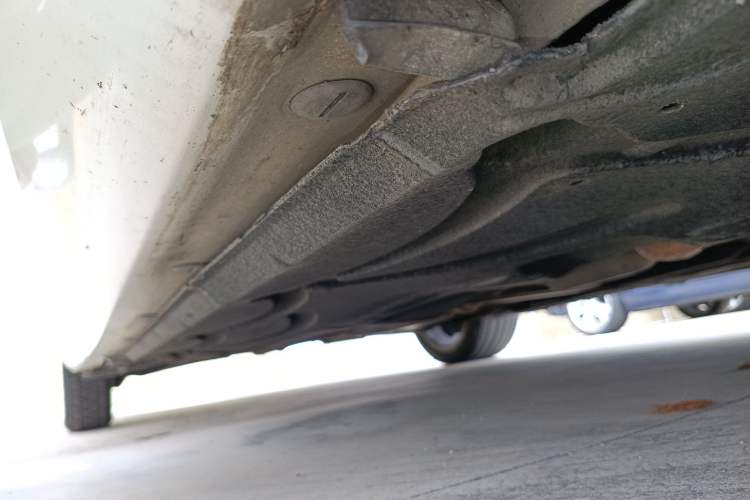 Used Mercedes-Benz E-Class 2015 Revised E 180 L Sport Edition Right Side Sill