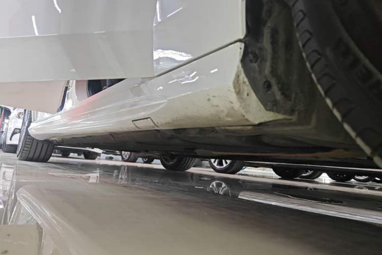 Used Mercedes-Benz E-Class 2015 E 260 L Sport Edition Right Side Sill