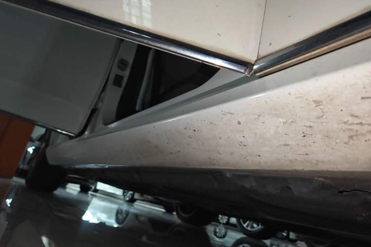 Used Mercedes-Benz E-Class 2015 Revised E 180 L Sport Edition Right Side Sill