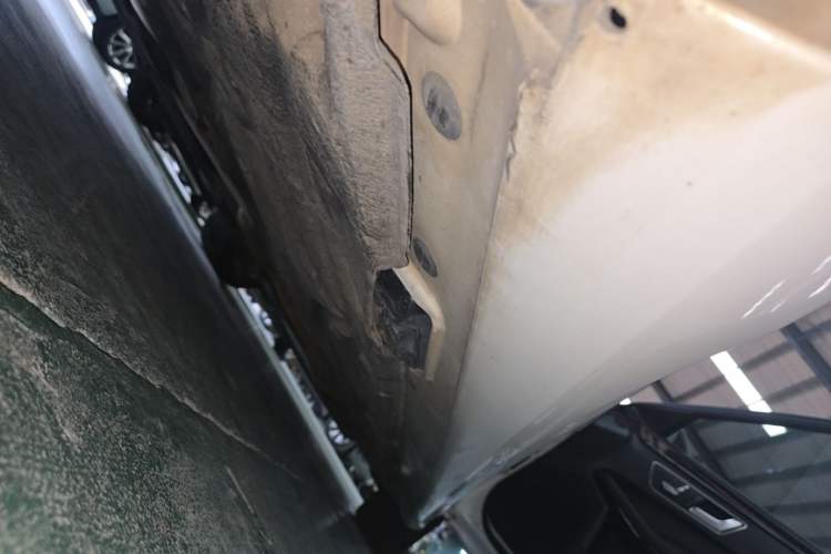 Used Mercedes-Benz E-Class 2015 E 260 L Sport Edition Right Side Sill