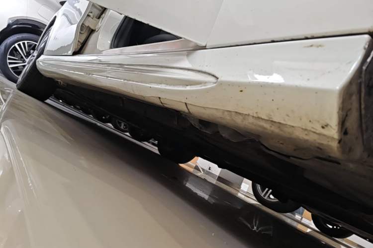 Used Mercedes-Benz E-Class 2015 Facelift E 200 L Sport Edition Right Side Sill