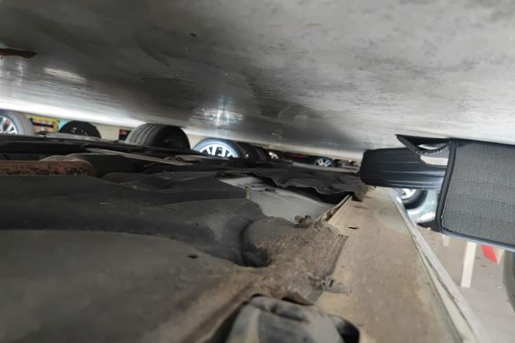 Used Mercedes-Benz E-Class 2015 E 260 L Sport Edition Right Side Sill