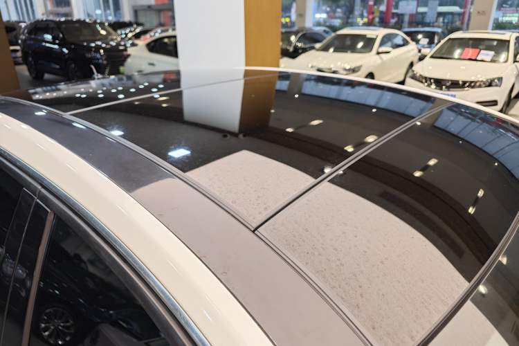 Used Mercedes-Benz E-Class 2015 Facelift E 200 L Sport Edition Roof