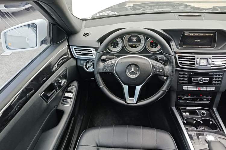 Used Mercedes-Benz E-Class 2015 E 260 L Sport & Fashion Model Steering Wheel
