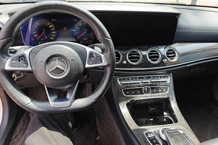 Used Mercedes-Benz E-Class 2016 E 200 L Sport Edition Center Console