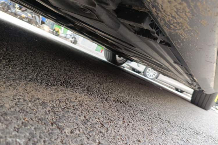 Used Mercedes-Benz E-Class 2016 E 300 L Sporty and Stylish Model Chassis Front Left