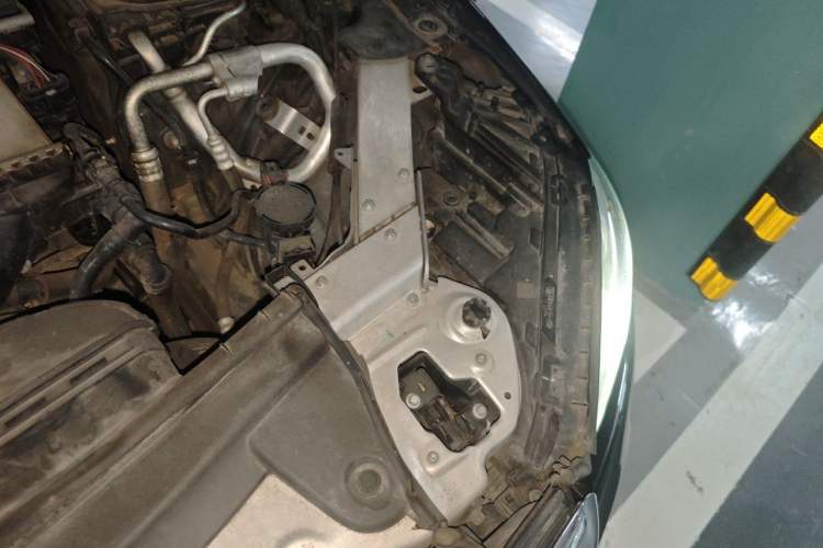 Used Mercedes-Benz E-Class 2016 E 200 L Engine Bay Left