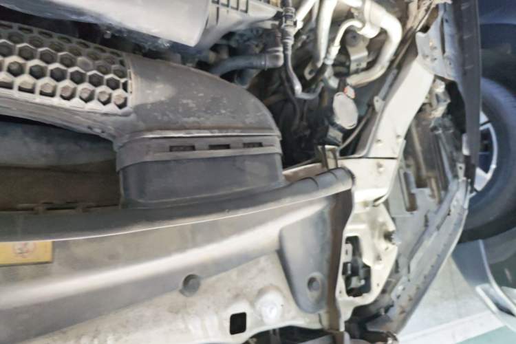 Used Mercedes-Benz E-Class 2016 E 200 L Engine Bay Left