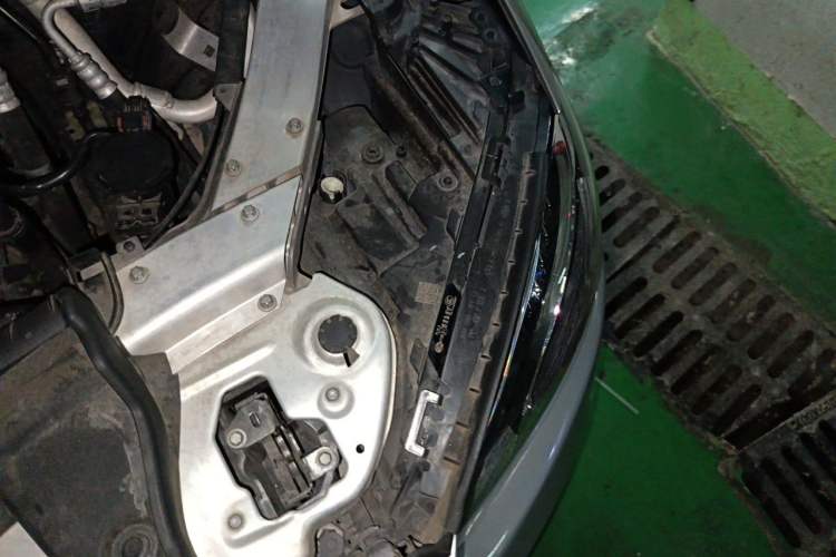 Used Mercedes-Benz E-Class 2016 E 200 L Engine Bay Left