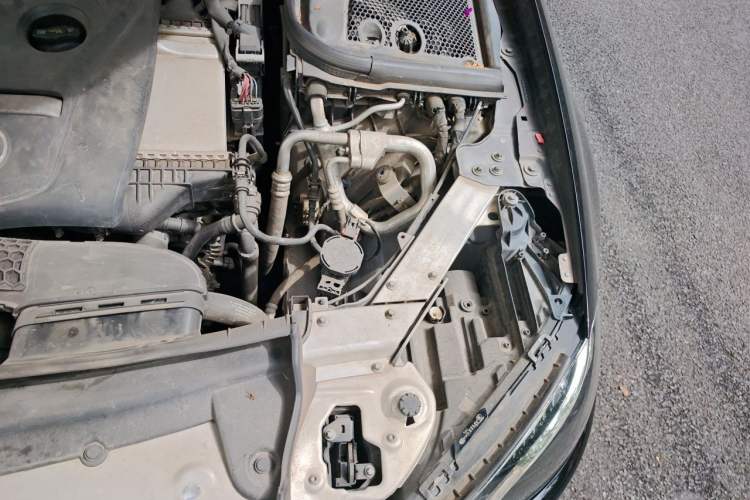 Used Mercedes-Benz E-Class 2016 E 200 L Engine Bay Left