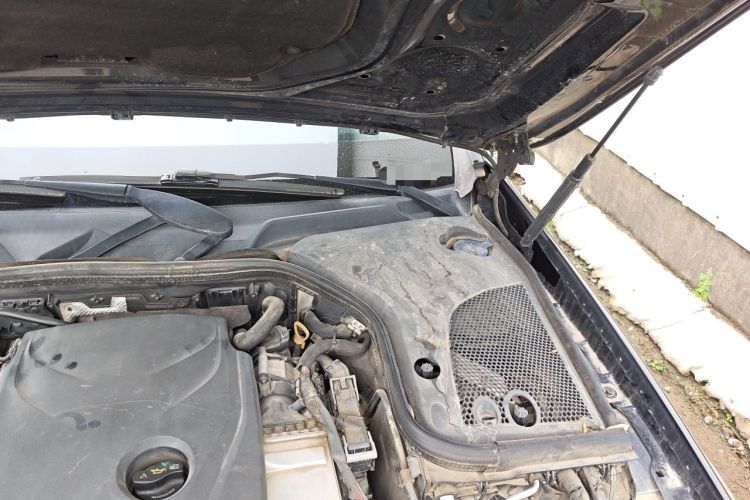 Used Mercedes-Benz E-Class 2016 E 200 L Engine Bay Left