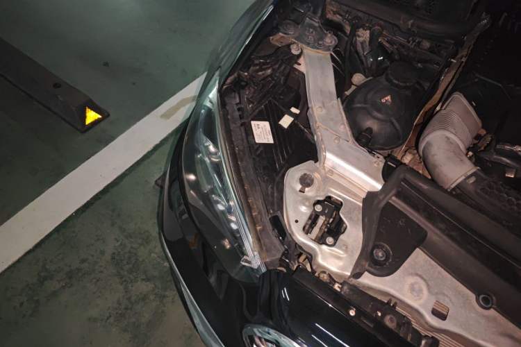 Used Mercedes-Benz E-Class 2016 E 300 L Sporty and Stylish Model Engine Bay Right